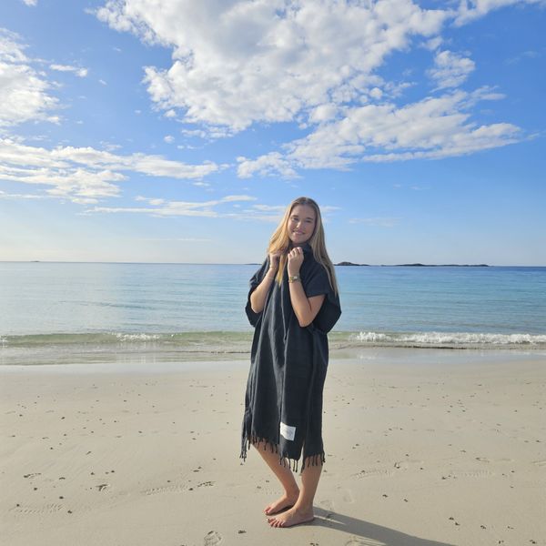 "Alnes" Strandponcho -Sort